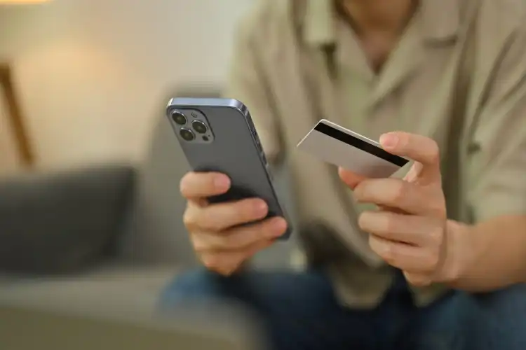 Homem fazendo transação online