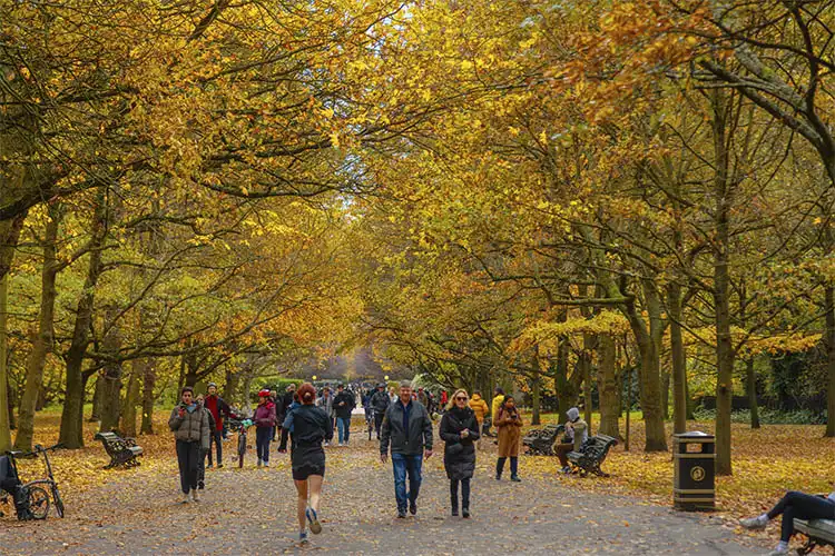 Paisagem de outono em Londres, com pessoas caminhando e correndo, simbolizando aproximação entre Reino Unido e União Europeia