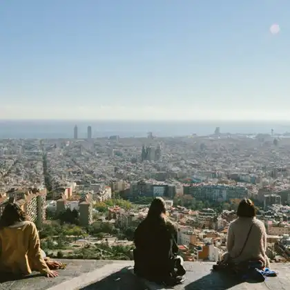Brasileiros que moram na Espanha em mirante na cidade de Barcelona