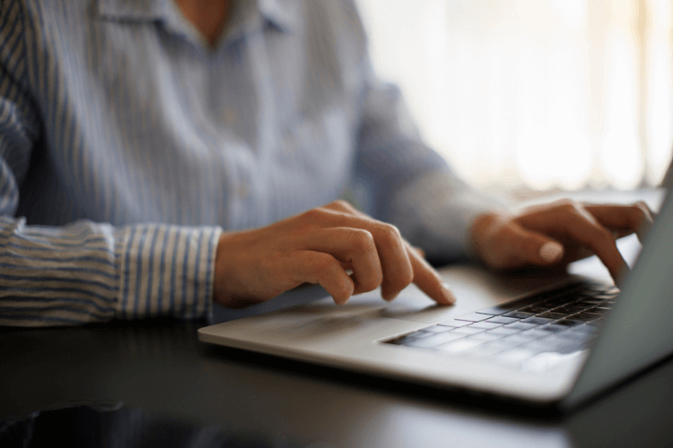 Pessoa fazendo busca de emprego no computador