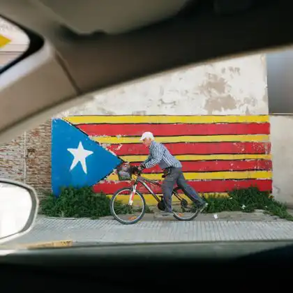 Bandeira independentista catalã pintada no muro de uma região dividida