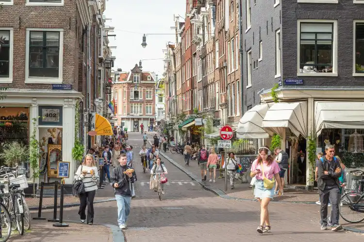 O centro de Amsterdam é repleto de lojas, cafeterias e atividades