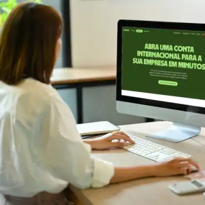 Mulher acessando site da Wise