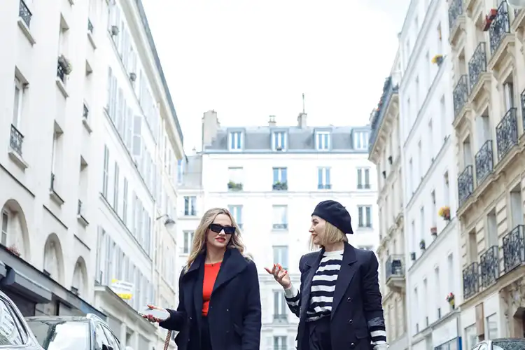 Mulheres conversando em Paris