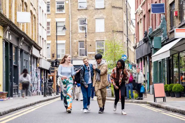 Grupo de amigos na rua em Londres