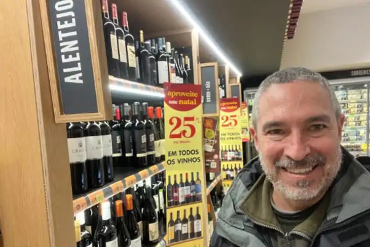 Homem na adega de supermercado em Portugal
