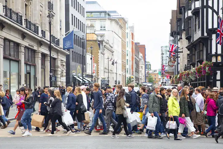 População cruzando uma rua movimentada do Reino Unido, na capital inglesa