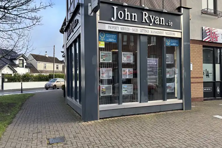 Fachada de imobiliária em cidade da Irlanda