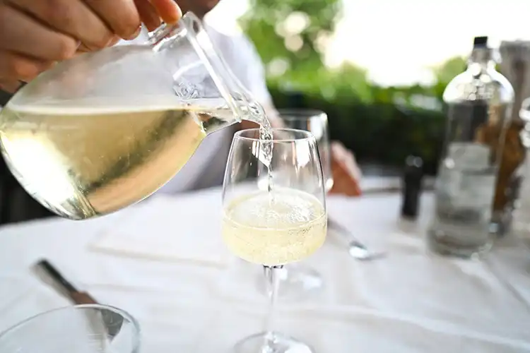 Jarro de vinho português em restaurante