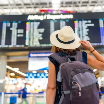 Mulher no aeroporto após escolher a melhor companhia aérea para viajar para Portugal