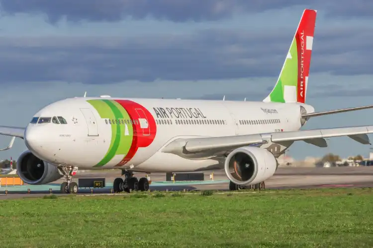 Avião em pista de aeroporto