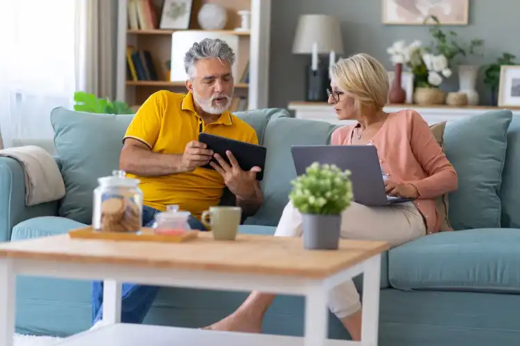 Casal de aposentados com computador
