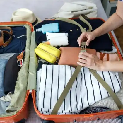 Mulher preparando mala para viagem