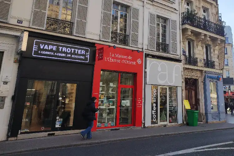 Lojas de profissionais autônomos em bairro parisiense.