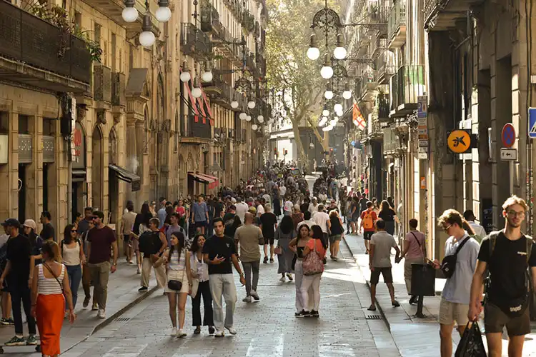 Multidão de pessoas em região turística de Barcelona