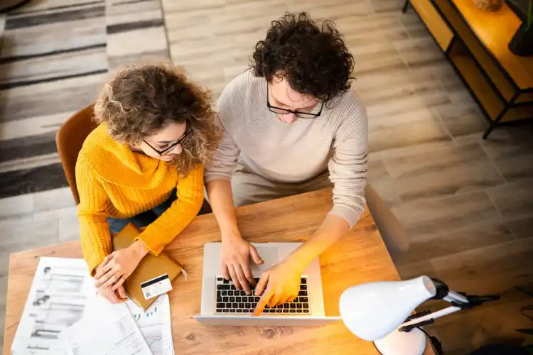 Casal enviando remessa online para estudantes internacionais