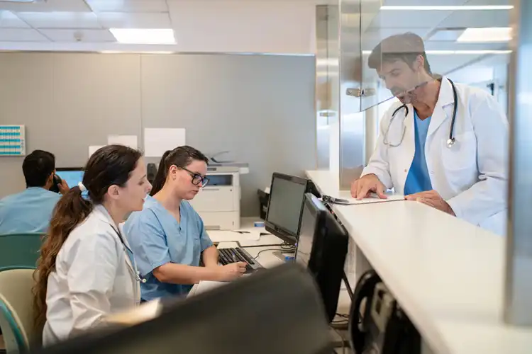 Equipe médica trabalhando em hospital na Irlanda.