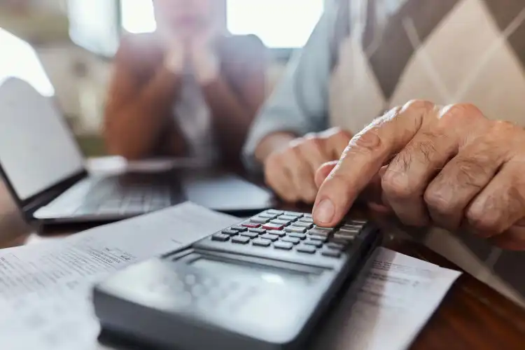 Aposentados com calculadora