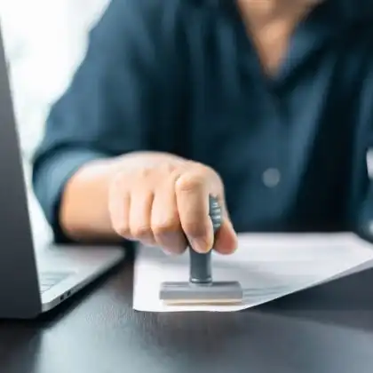 Homem carimbando Registo de Cidadão da União Europeia