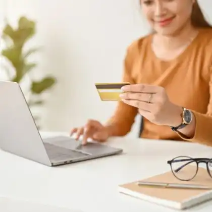Mulher fazendo remessa online para estudantes internacionais