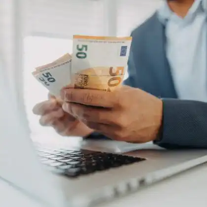 Homem contando salário em Luxemburgo
