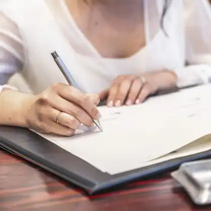 Mulher assinando a Transcrição de Casamento em Portugal
