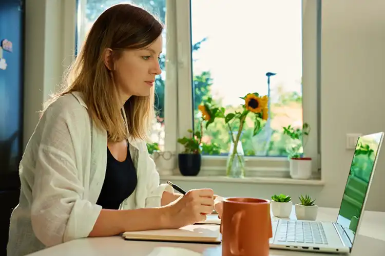 Mulher procurando por vagas de emprego online na Irlanda.