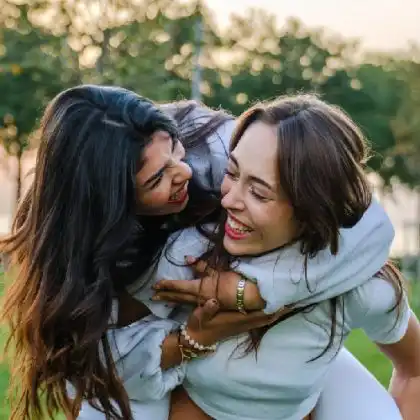 Duas irmãs se abraçando.