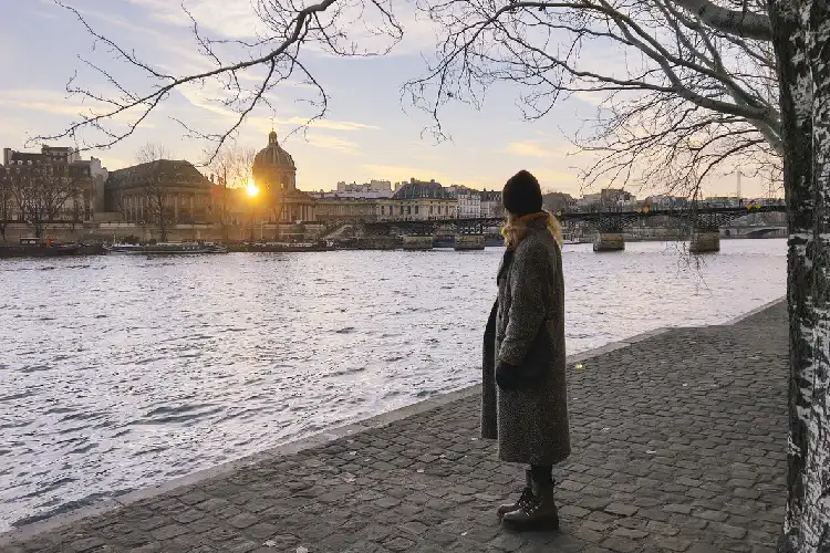 Mulher no inverno em Paris