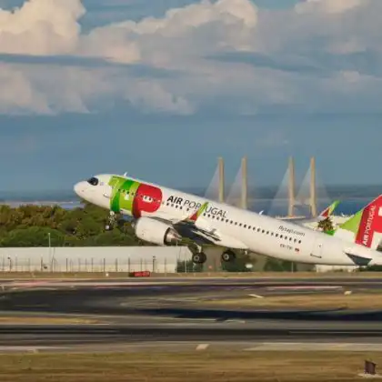 Avião da TAP em pista de embarque