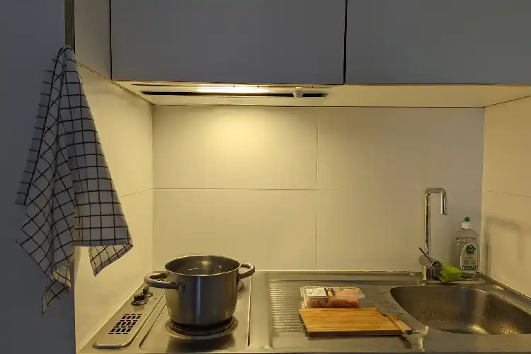 Cozinha de estadia low cost.