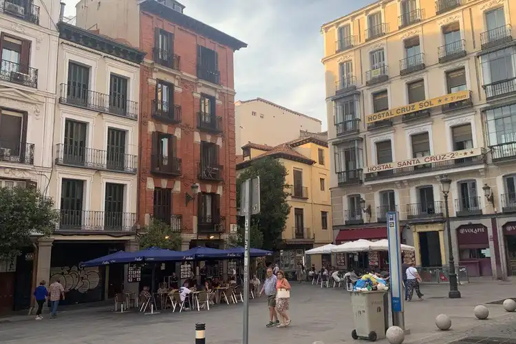 Praça residencial em Madrid, perto de Sol, no centro da cidade