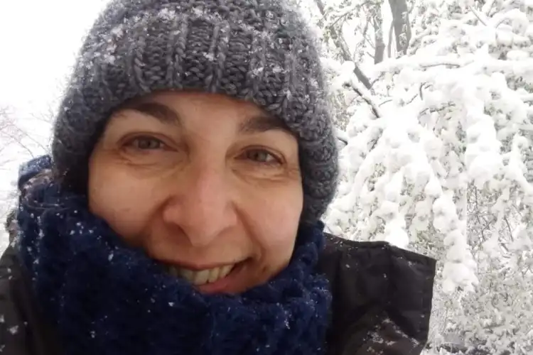 Brasileira Angélica Perez sorri em meio a neve, no inverno da Alemanha