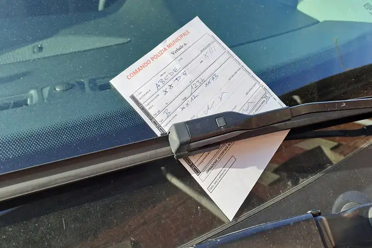 Aviso de multa de trânsito colocado em um para-brisas