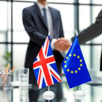 Políticos negociando termos pós Brexit e União Europeia