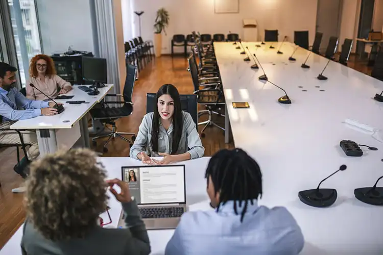 Candidata em entrevista de trabalho