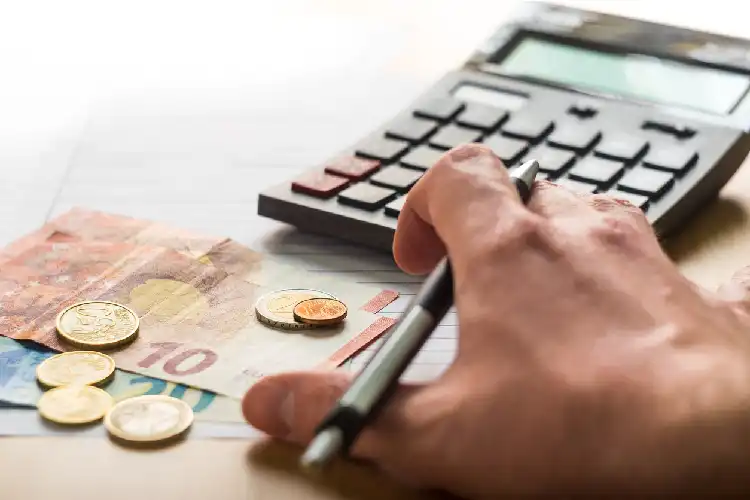 Jovem calculando salário