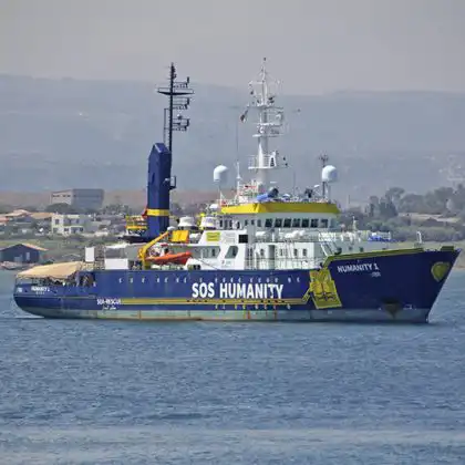 Navio que transporta imigrantes resgatados nas rotas de acesso europeias