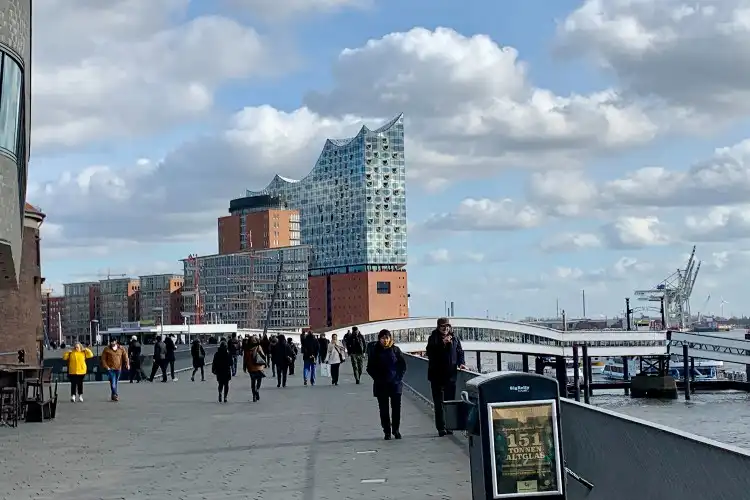 Pessoas que moram em Hamburgo passeiam pela Neustadt em Hamburgo