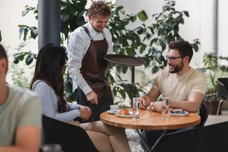 Pessoas em restaurante de Portugal