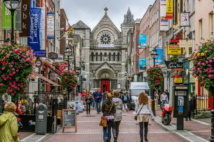 Pessoas andando na Rua Grafton de Dublin