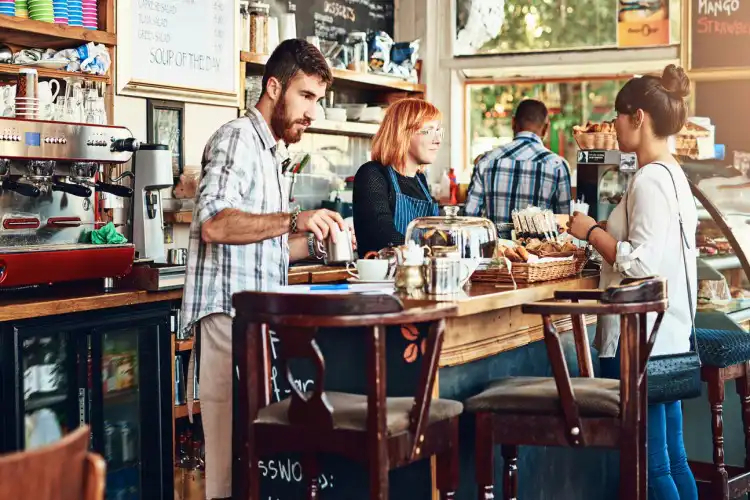 Trabalhadores, cafeteria e cliente de food service