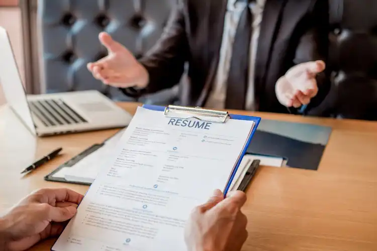 Homem em entrevista de emprego