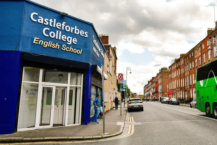 Fachada de escola de inglês em Dublin, na Irlanda.