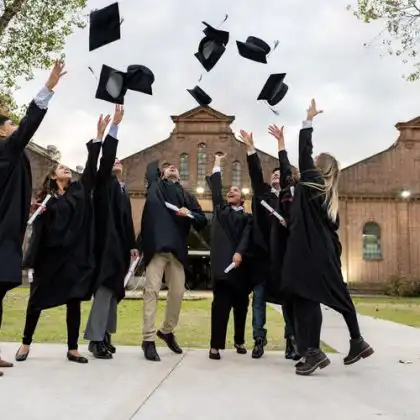 Grupo de alunos que foram estudar na Alemanha comemorando a formatura