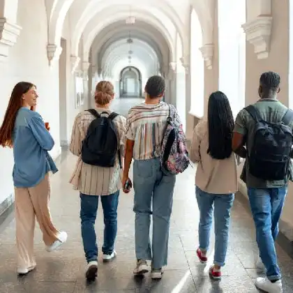Pessoas de costas em universidade francesa.