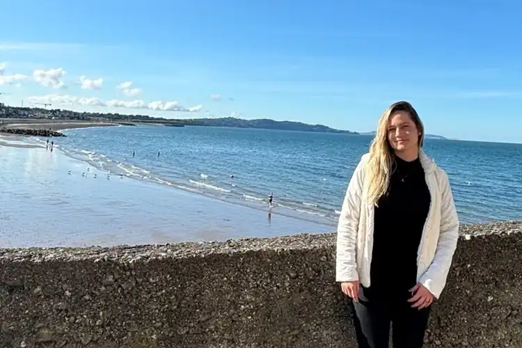 Fabi, estudante passeando pela Irlanda em dia de sol.