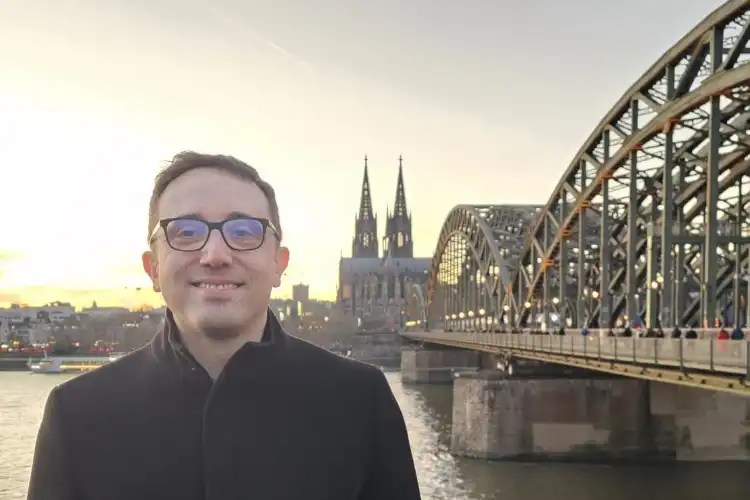 Brasileiro Fernando Lara posa para foto próximo a rio, em dia ensolarado
