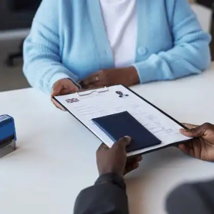 Homem explicando a diferença entre Home Office e UK Border Force