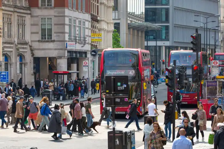 Pessoas caminhando pelas ruas de Londres